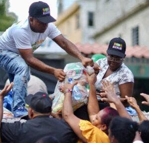 Afectados por inundaciones en SDO reciben ayuda