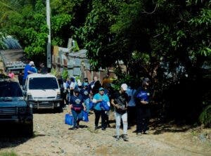 Fundación realiza operativo para afectados por inundaciones en SD Norte y Oeste