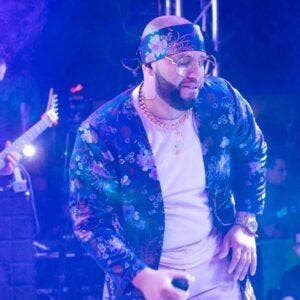 Yenz García lanza nuevo tema “Mi cama te llama”