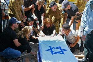 Israel halla el cadáver de otra rehén israelí en Gaza, la segunda en las últimas horas