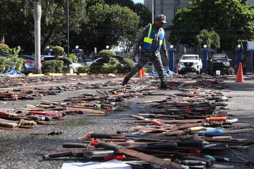 Parte de las armas blancas mostradas hoy en la Policía en presencia del presidente Luis Abinader.
elieser tapia