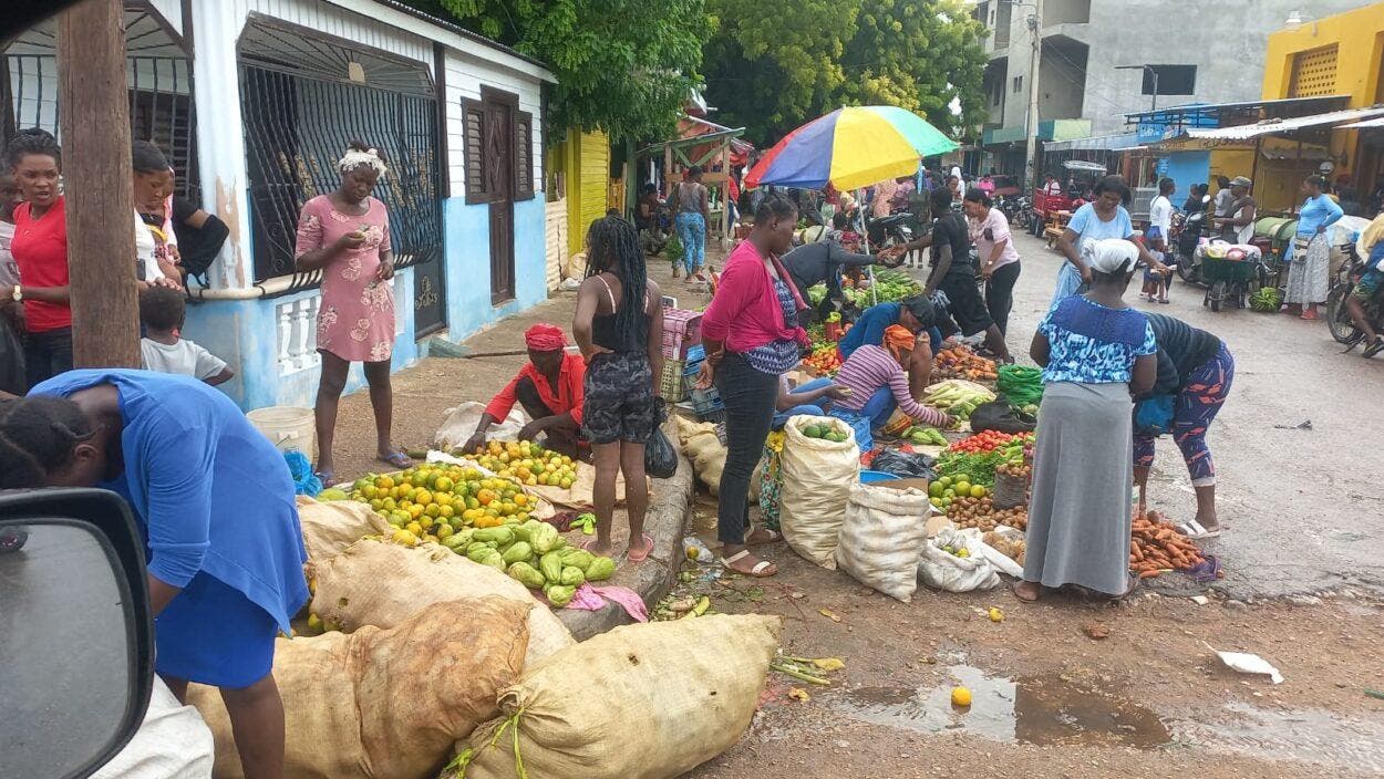 Haitianos van a Pedernales a comprar alimentos