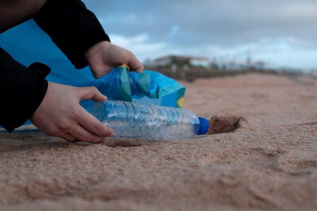 Más envases reutilizables para evitar 1 billón de botellas y vasos de un solo uso a 2030