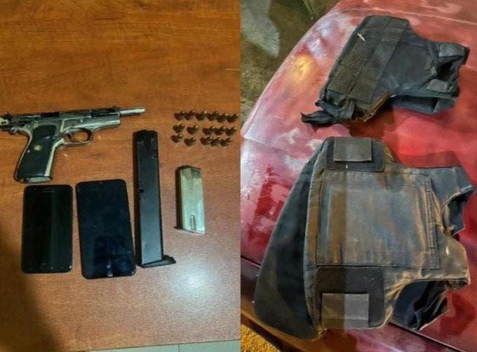 La pistola y los chalecos ocupados por la Policía a El Chulo en Santo Domingo Este