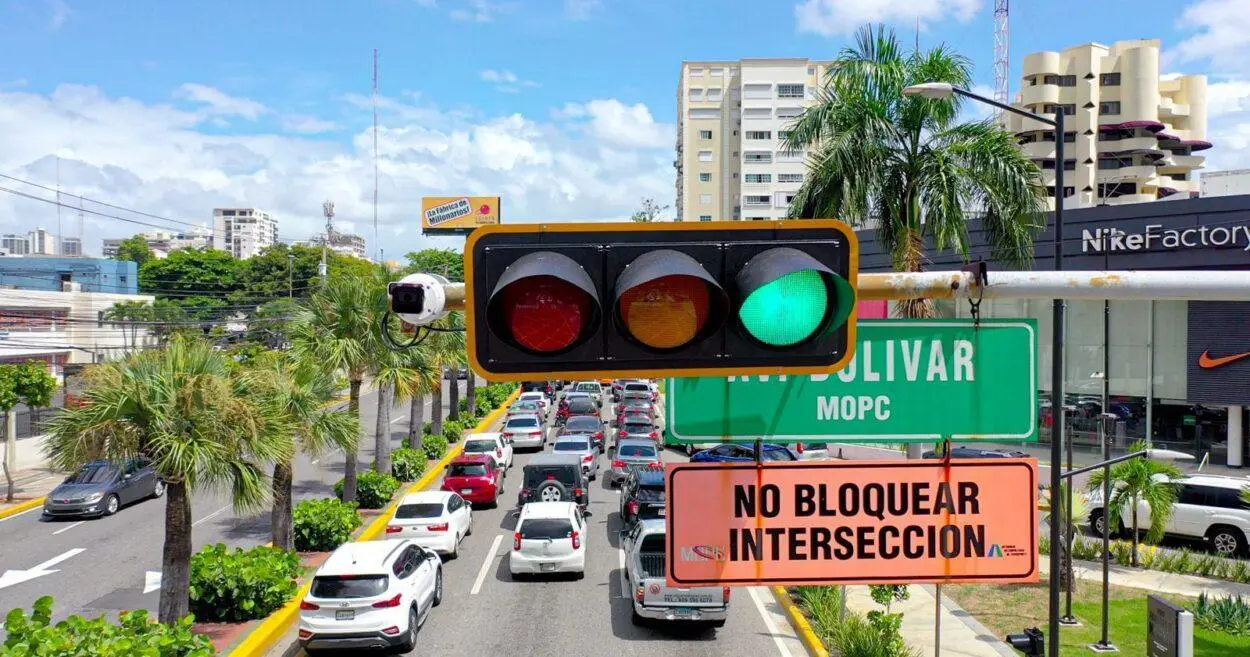 Intrant garantiza funcionamiento sistema semáforos de Santo Domingo