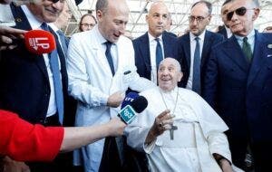 Cirujano del Papa, investigado por falsificación