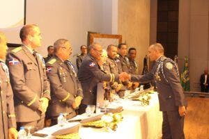 Policía gradúa 352 oficiales en postgrados y educación continuada