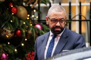 El ministro de Interior británico pide disculpas por una “broma” sobre sedar a su esposa