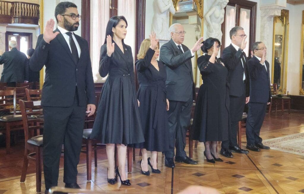 Los nuevos magistrados del Tribunal Constitucional (TC) durante el acto de juramentación esta mañana en el Palacio Nacional./Foto Guillermo Burgos