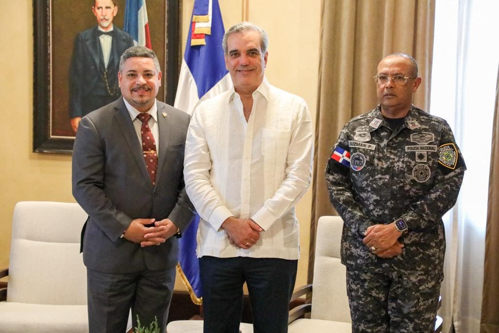 Presidente Abinader recibe al comisionado de la Policía de Nueva York