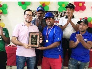 Liga Félix reconoce a William Aish