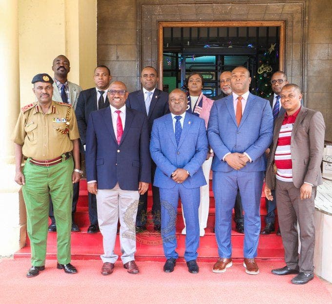 El jefe de la Policía de Haití visita Kenia, que enviará mil policías al país caribeño