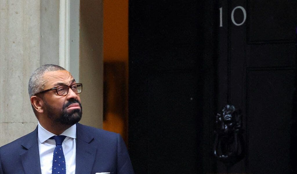 El ministro de Interior británico pide disculpas por una “broma” sobre sedar a su esposa