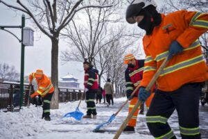 La nieve cubre el norte de China, corta carreteras y suspende clases y trenes