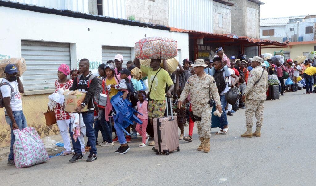 Los haitianos entraron este viernes al mercado de Dajabón a comprar después que un grupo de sus compatriotas rompió la puerta que evitaba su ingreso a territorio dominicano.