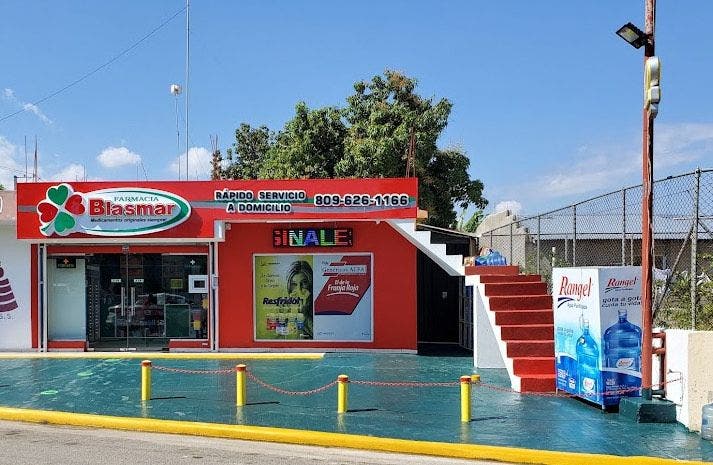 La farmacia Blasmar asaltada este viernes por varios encapuchados en Santiago