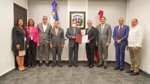 Inespre entrega el título de propiedad del edificio del Tribunal Constitucional