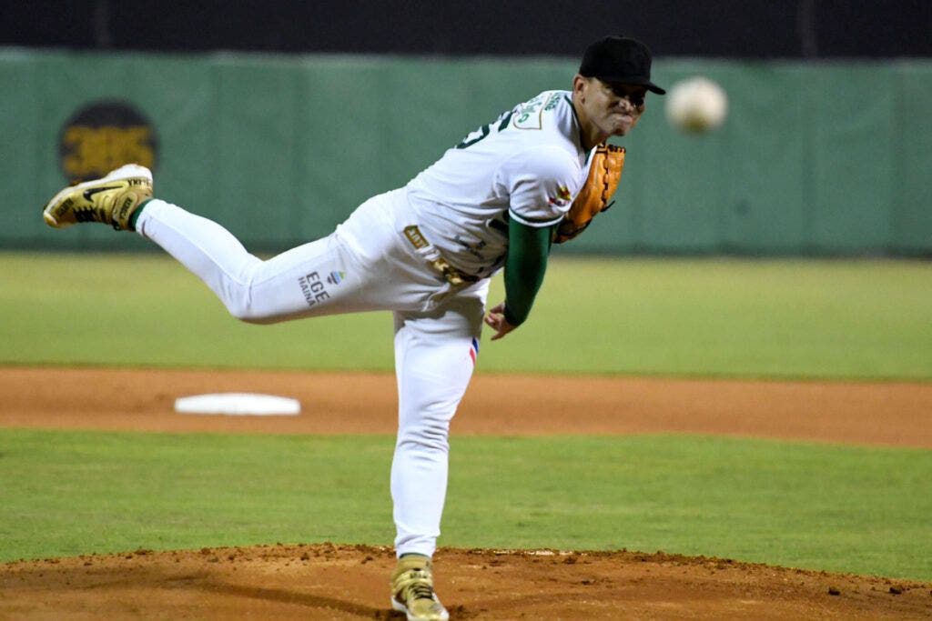 Martínez le da la victoria a Estrellas y deja casi eliminado a Águilas