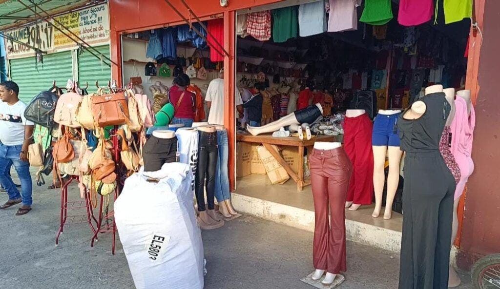 Uno de los negocios que este lunes abrió sus puertas en el mercado de Dajabón