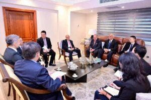 Danilo Medina recibe delegación de la República Popular China