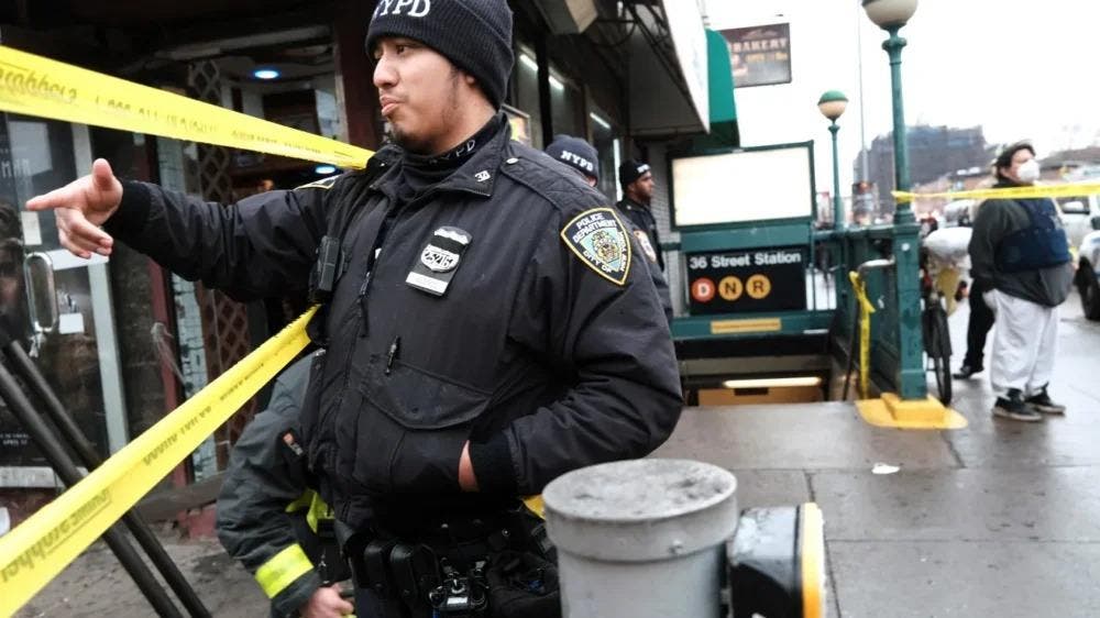 Identifican hombre intentó bajar su vehículo al subway en Alto Manhattan