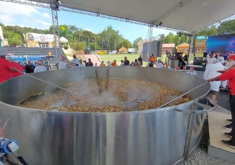 RD se queda a las puertas de lograr el Guinness al sancocho más grande del mundo