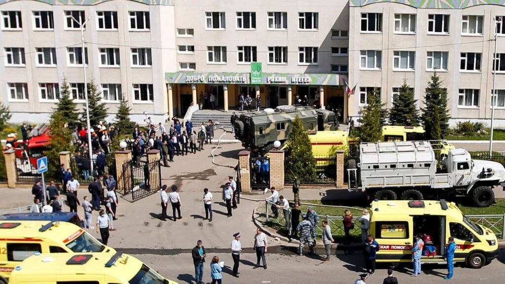 Detienen al padre de chica que protagonizó tiroteo en escuela de Rusia