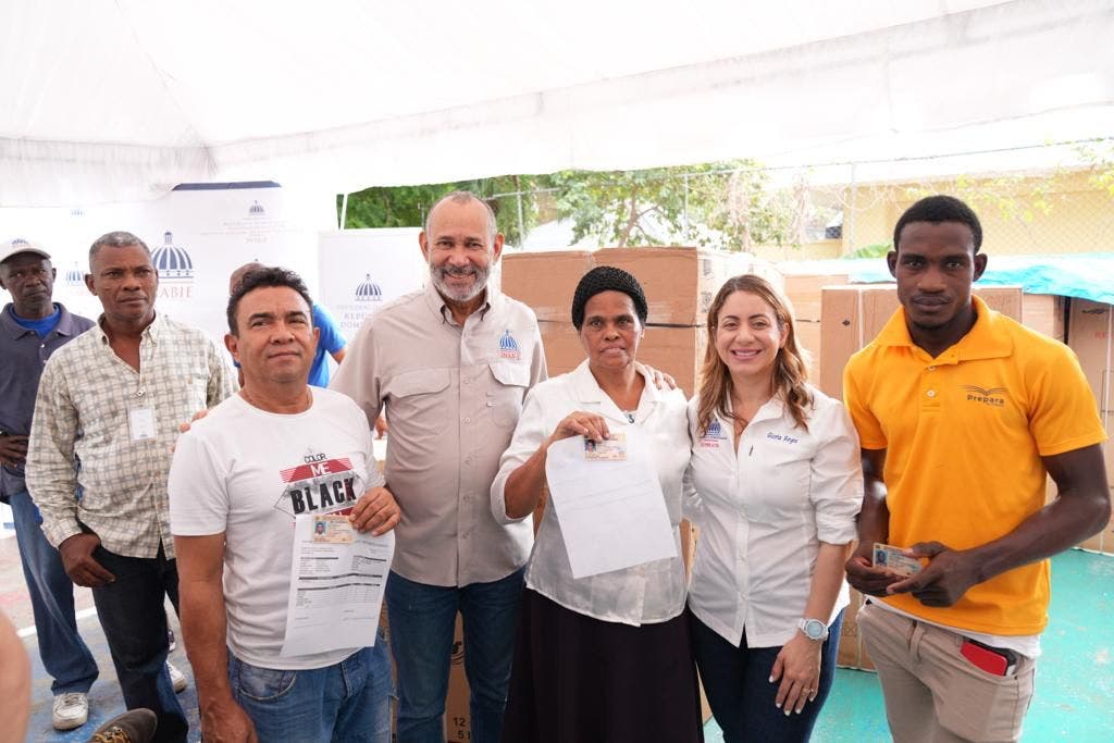 Gobierno entrega artículos del hogar a familias afectas por disturbio tropical en SDO