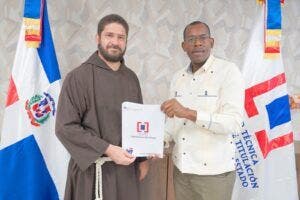 Entregan título propiedad a la Orden Menor de Los Capuchinos