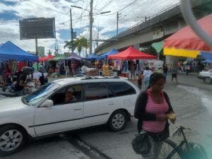 Denuncian caos en principal arteria comercial de Villa Mella