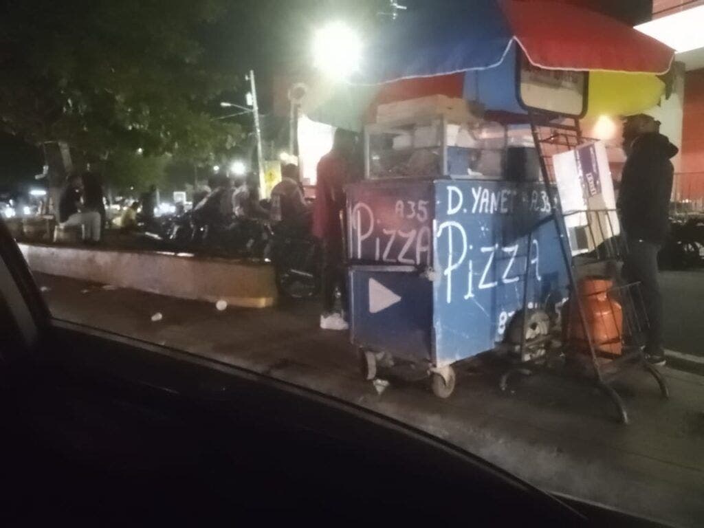 En caos en la zona comercial de Villa Mella también se observa en horas de la noche