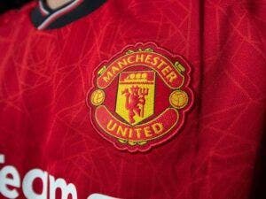 El Manchester United vende el 25 % del accionariado a INEOS