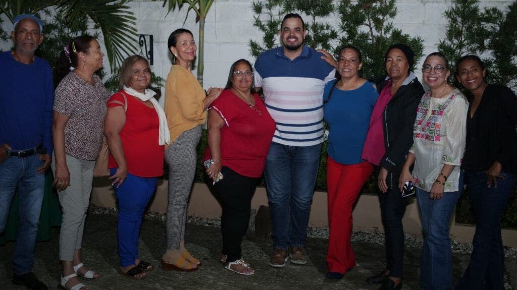 Candidato a alcalde realiza cena navideña en Tamboril