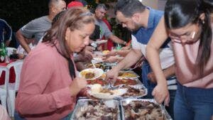 Candidato a alcalde realiza cena navideña en Tamboril