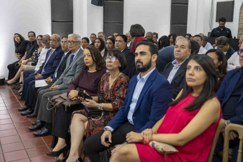 Parte de los asistentes a la continúan de publicación de las Obras Completas de Pedro Mir que realiza el Banreservas y el Archivo General de la Nacional
