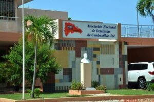 Anadegas asegura gasolinas deberán bajar 16 y 11