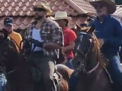 Bad Bunny sorprende a Puerto Rico montando a caballo