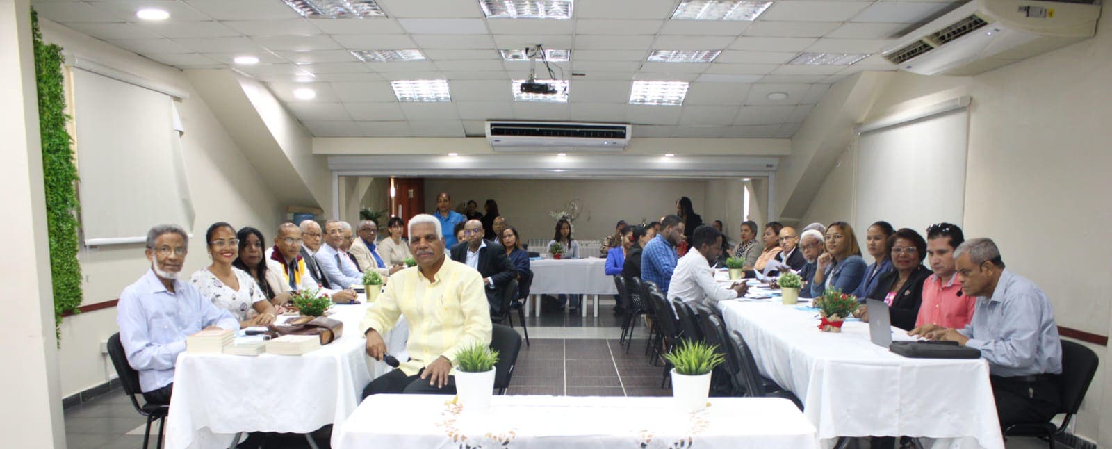 FEU realiza conversatorio por declive valores de RD