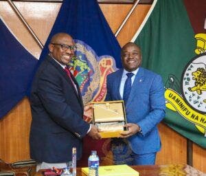 El jefe de la Policía de Haití visita Kenia, que enviará mil policías al país caribeño