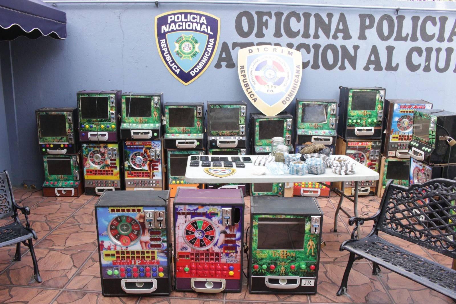 Policía informa descamisa varia tragamonedas, drogas y celulares en operativos DN