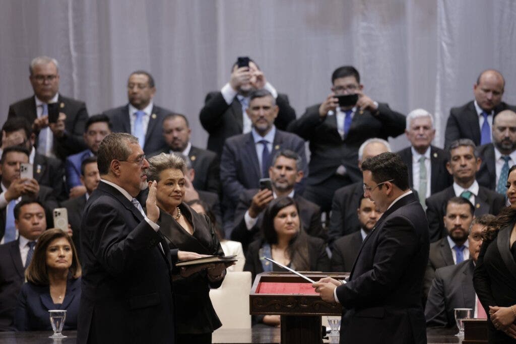 El presidente de Guatemala finalmente investido, sin la presencia de Felipe VI y de Boric