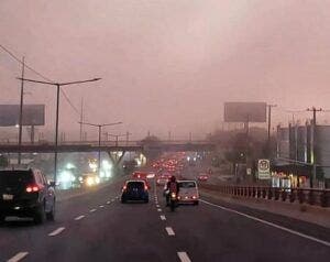 Una densa niebla cubrió al Gran Santo Domingo este viernes