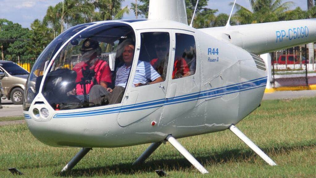 Presidente filipino genera polémica tras ir a concierto de Coldplay en helicóptero por tráfico