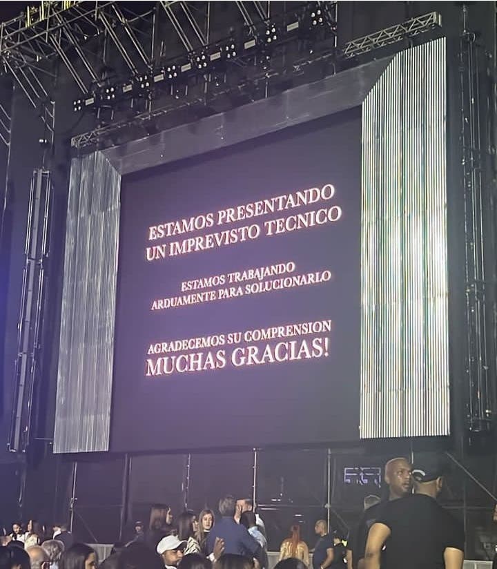 Fallas técnicas impiden Luis Miguel suba a escena