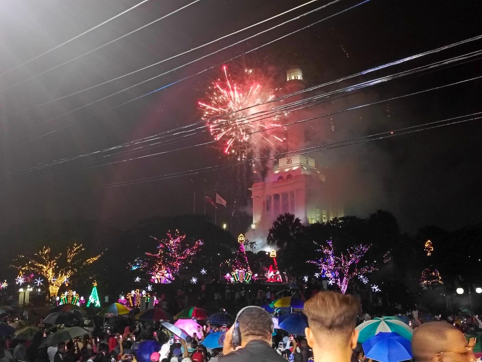 Santiago recibió el 2024 bajo lluvia y música