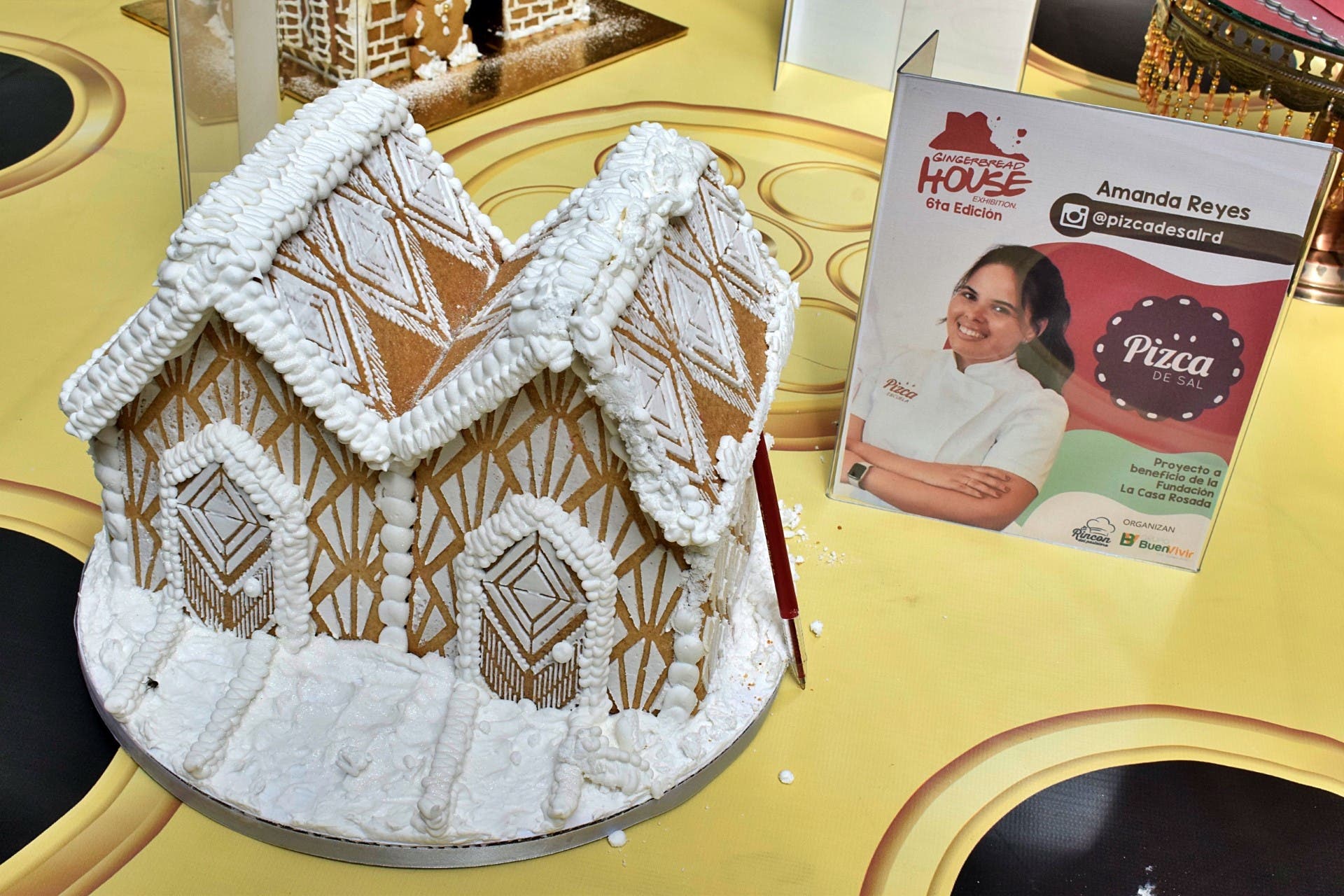 Pasteleros muestran talento en Casitas de jengibre