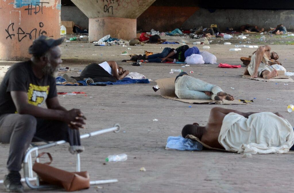 Como en un campo de refugiados, debajo del elevado de avenida Máximo Gómez con Nicolás de Ovando, en la capital, decenas de indigentes, “piperos” y enfermos mentales han convertido ese espacio en una especie de posada donde pernoctan protegidos de las lluvias, el rocío y otras inclemencias del tiempo. El drama es inhumano y la sociedad indiferente ante esta seria realidad