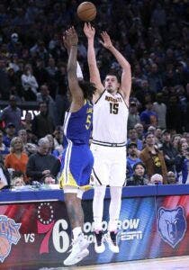 Jokic lanza desde 40 pies y decide sobre la chicharra