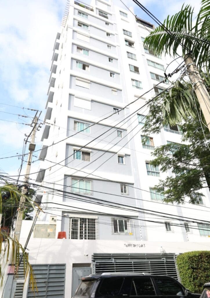 La torre Da Silva III, en Piantini, donde una madre y su bebé fallecieron a causa de una sustancia tóxica que se uso para fumigar y cuyo caso as autoridades investigan./Foto Guillermo Burgos