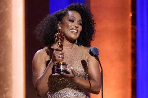 Bassett recibe un Óscar en los Governors Awards
